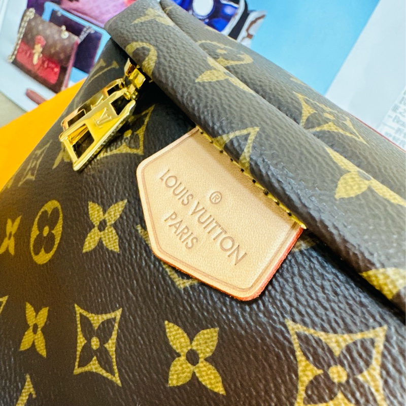 ✨售 二手真品    LOUIS VUITTON LV M43644 經典Monogram 拉鍊腰包/斜背包-17