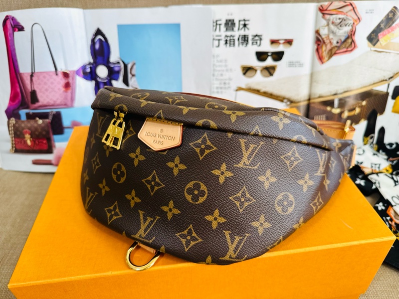 ✨售 二手真品    LOUIS VUITTON LV M43644 經典Monogram 拉鍊腰包/斜背包-18