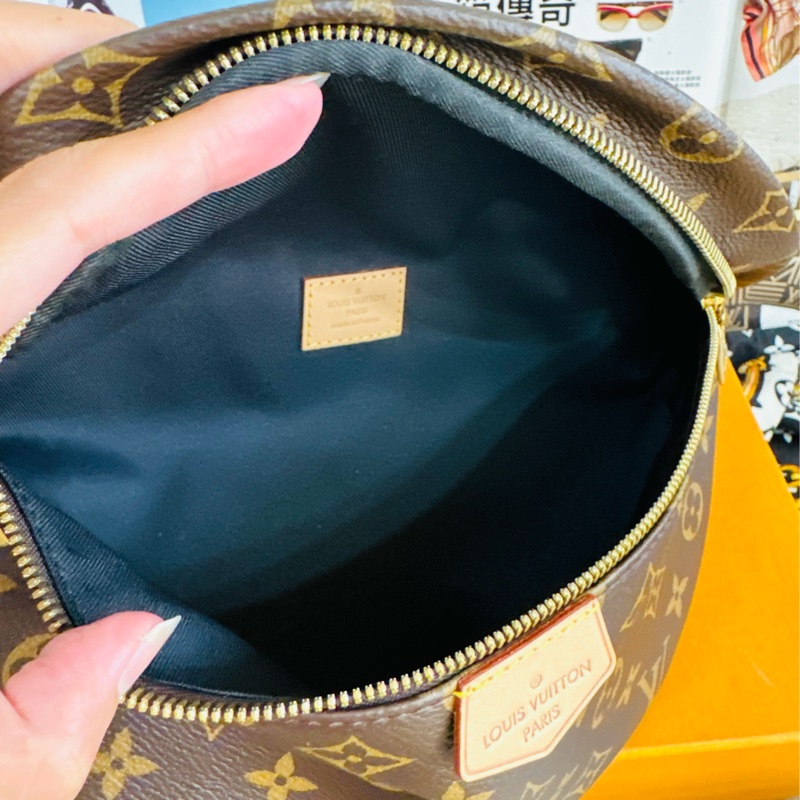 ✨售 二手真品    LOUIS VUITTON LV M43644 經典Monogram 拉鍊腰包/斜背包-20
