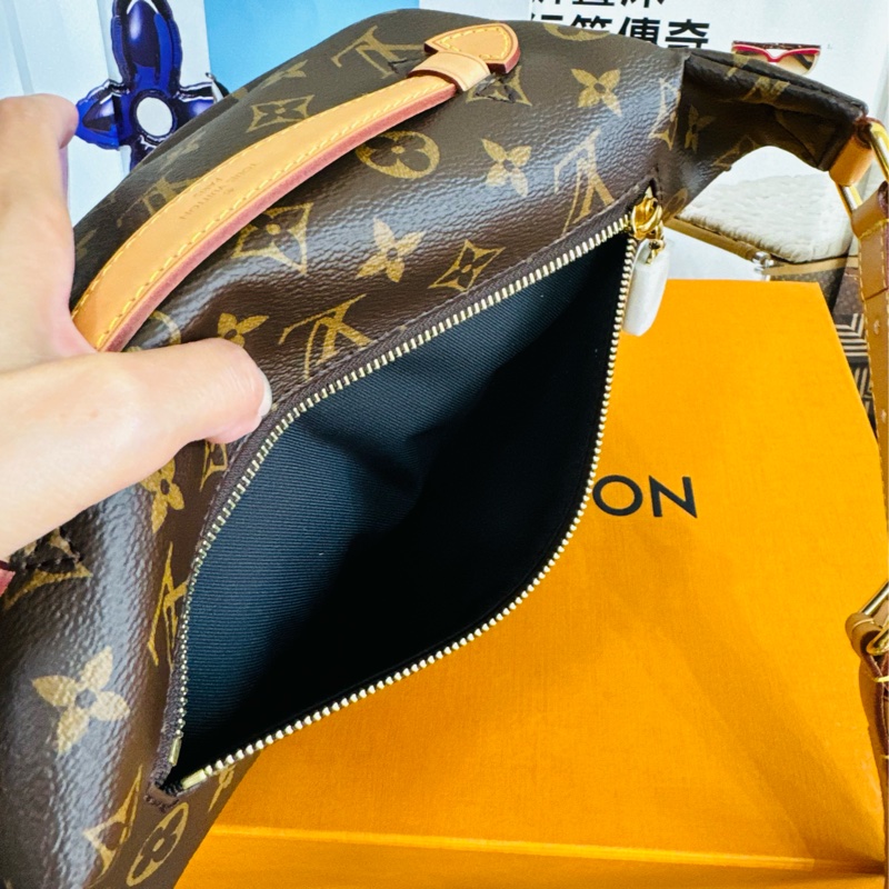 ✨售 二手真品    LOUIS VUITTON LV M43644 經典Monogram 拉鍊腰包/斜背包-22