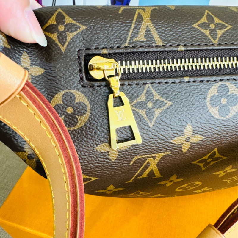 ✨售 二手真品    LOUIS VUITTON LV M43644 經典Monogram 拉鍊腰包/斜背包-23