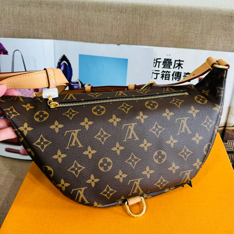 ✨售 二手真品    LOUIS VUITTON LV M43644 經典Monogram 拉鍊腰包/斜背包-24