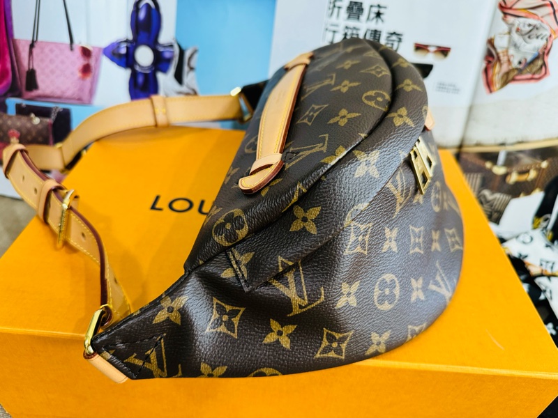 ✨售 二手真品    LOUIS VUITTON LV M43644 經典Monogram 拉鍊腰包/斜背包-25