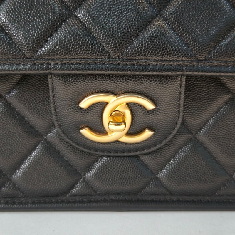 CHANEL 22K手柄雙肩包31黑色荔枝牛皮晶片開金扣金屬皮牌皮手柄肩背包-4