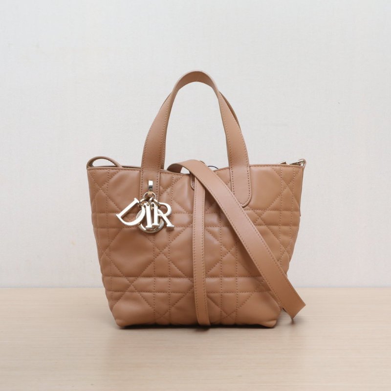 DIOR Toujours豎版小號16焦糖色牛皮金扣2025肩背包-1