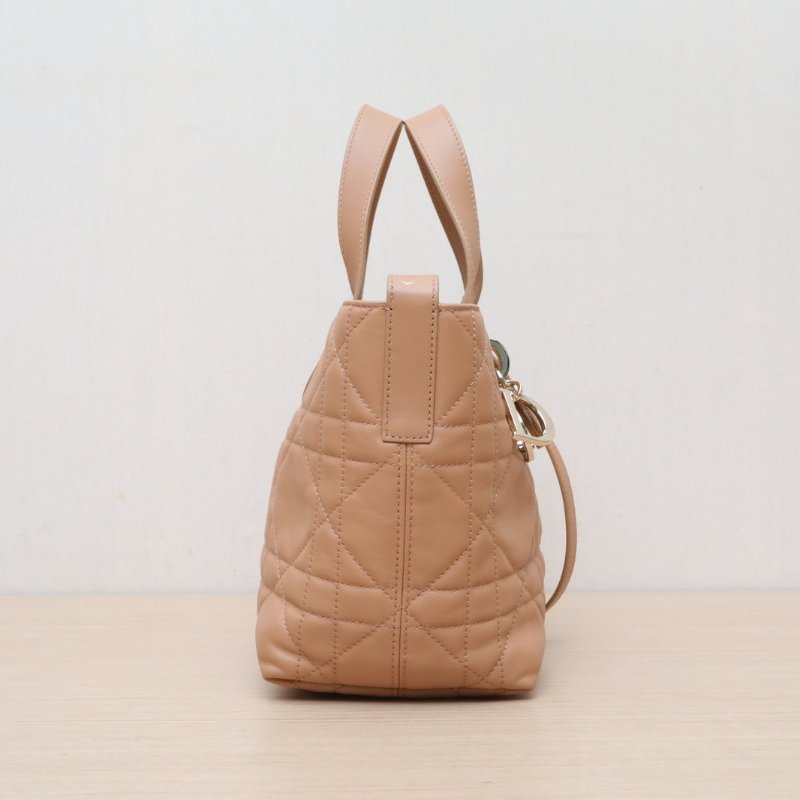 DIOR Toujours豎版小號16焦糖色牛皮金扣2025肩背包-3