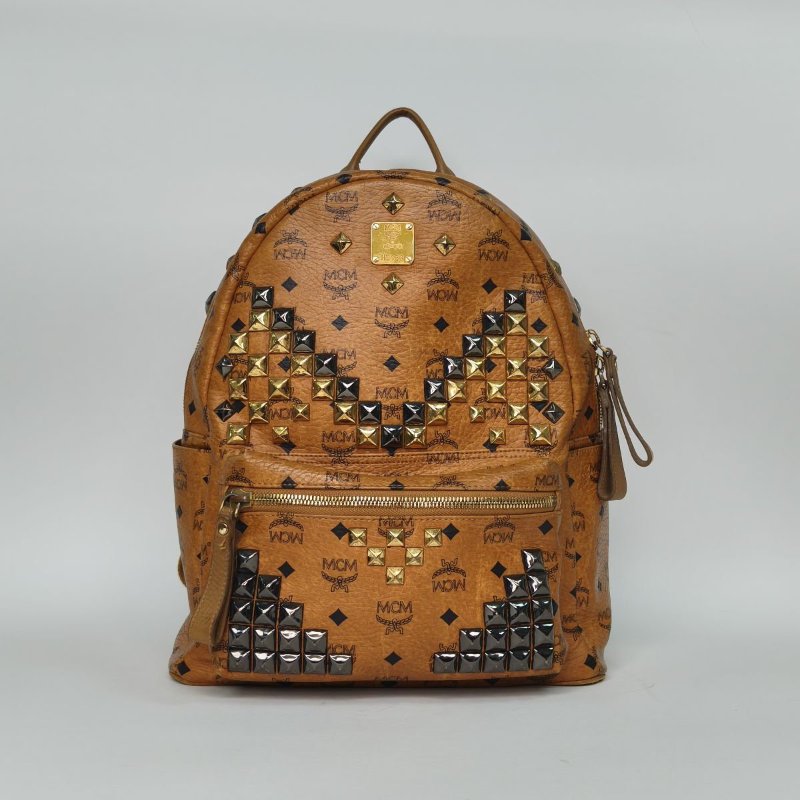 MCM 正面M型鉚釘大號幹邑色牛皮肩背包-0