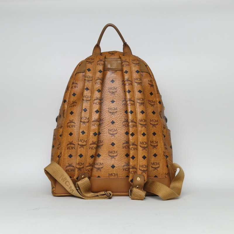 MCM 正面M型鉚釘大號幹邑色牛皮肩背包-1