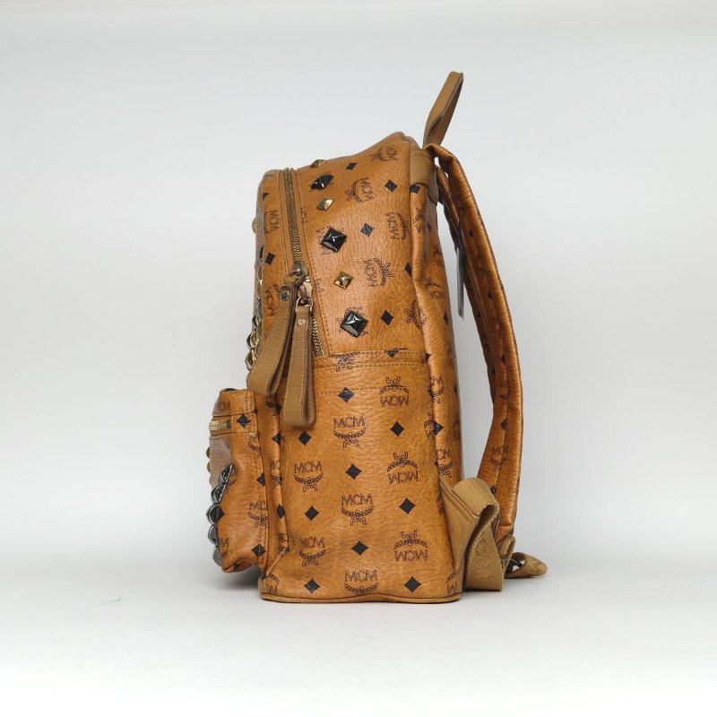 MCM 正面M型鉚釘大號幹邑色牛皮肩背包-2