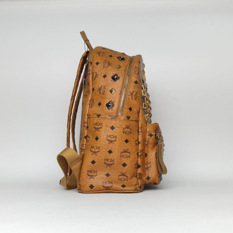 MCM 正面M型鉚釘大號幹邑色牛皮肩背包-3