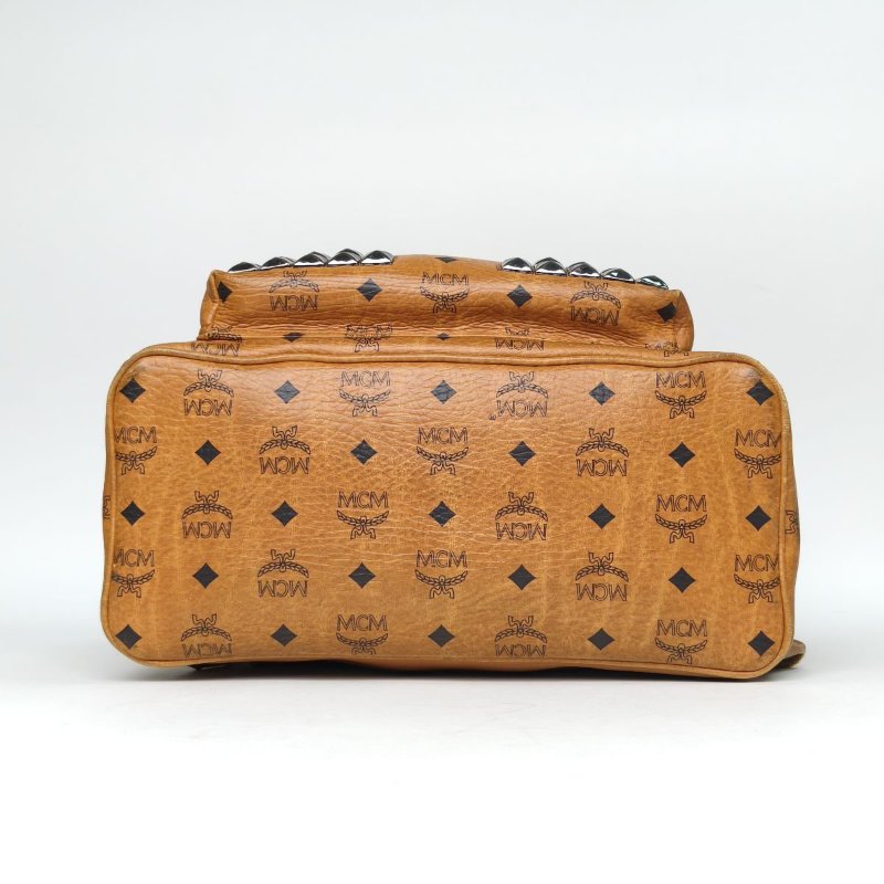 MCM 正面M型鉚釘大號幹邑色牛皮肩背包-4