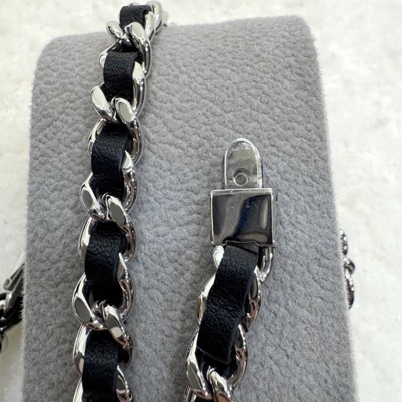 CHANEL 銀色皮穿鍊ICONIC CHAIN三圈首映錶-13