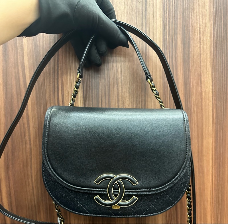 Chanel 黑牛皮霧金黑雙C下蓋CoCo Carve後拉鍊口袋手提斜背馬鞍包-0