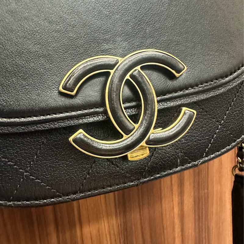 Chanel 黑牛皮霧金黑雙C下蓋CoCo Carve後拉鍊口袋手提斜背馬鞍包-2