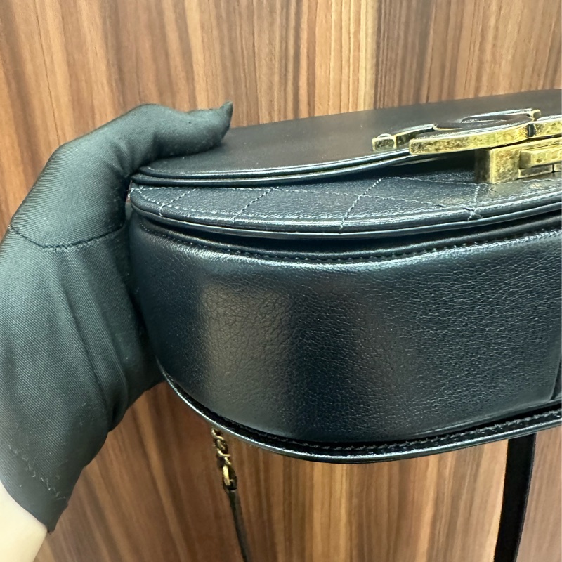 Chanel 黑牛皮霧金黑雙C下蓋CoCo Carve後拉鍊口袋手提斜背馬鞍包-4