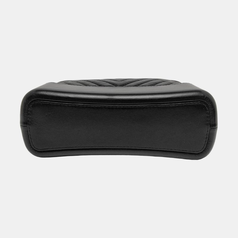 CHANEL GABRIELLE 中號黑色牛皮絎縫V紋流浪包-4