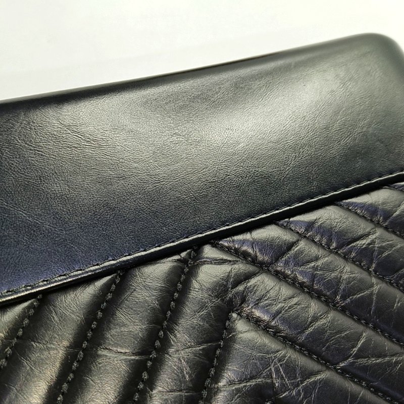 CHANEL GABRIELLE 中號黑色牛皮絎縫V紋流浪包-7