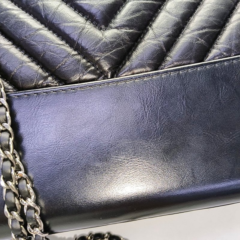 CHANEL GABRIELLE 中號黑色牛皮絎縫V紋流浪包-8