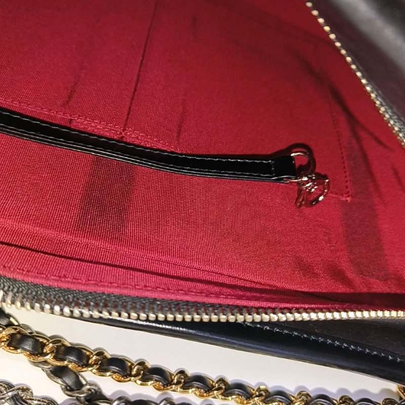 CHANEL GABRIELLE 中號黑色牛皮絎縫V紋流浪包-10