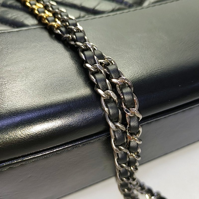 CHANEL GABRIELLE 中號黑色牛皮絎縫V紋流浪包-11