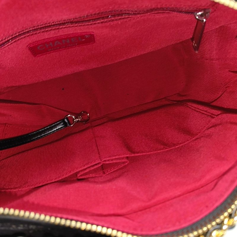 CHANEL GABRIELLE 中號 黑色牛皮菱格紋絎縫流浪包-5