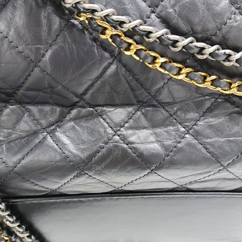 CHANEL GABRIELLE 中號 黑色牛皮菱格紋絎縫流浪包-9