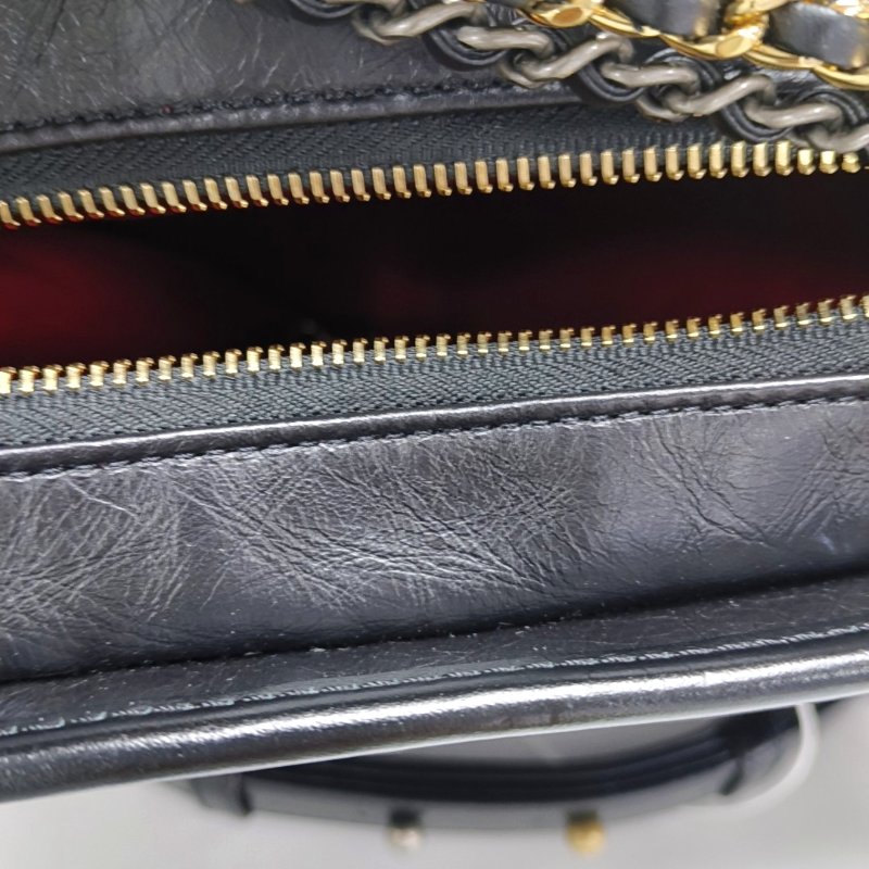 CHANEL GABRIELLE 中號 黑色牛皮菱格紋絎縫流浪包-11