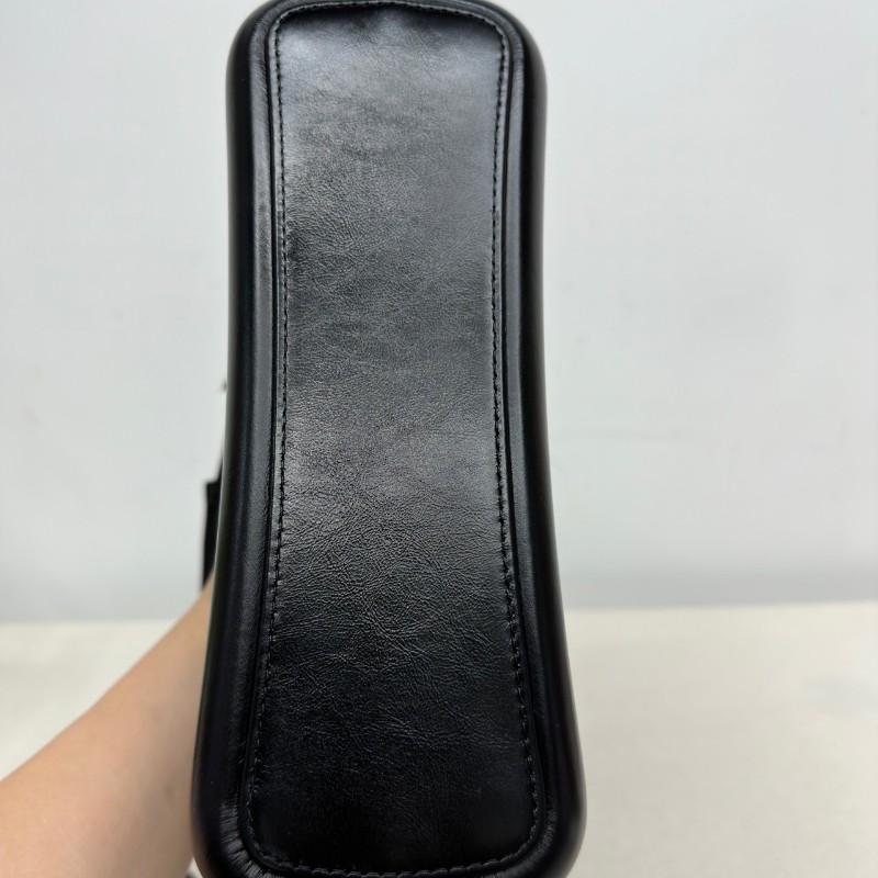 CHANEL GABRIELLE 中號 黑色金扣牛皮菱格紋-4