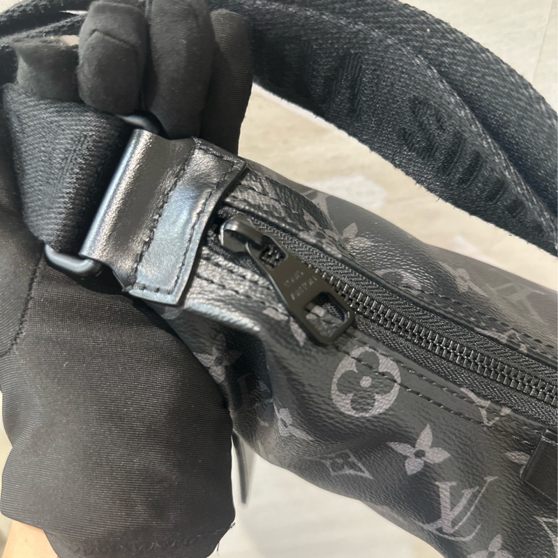 LV 黑灰原花黑釦Hamac PM斜背彎月包M47158-7