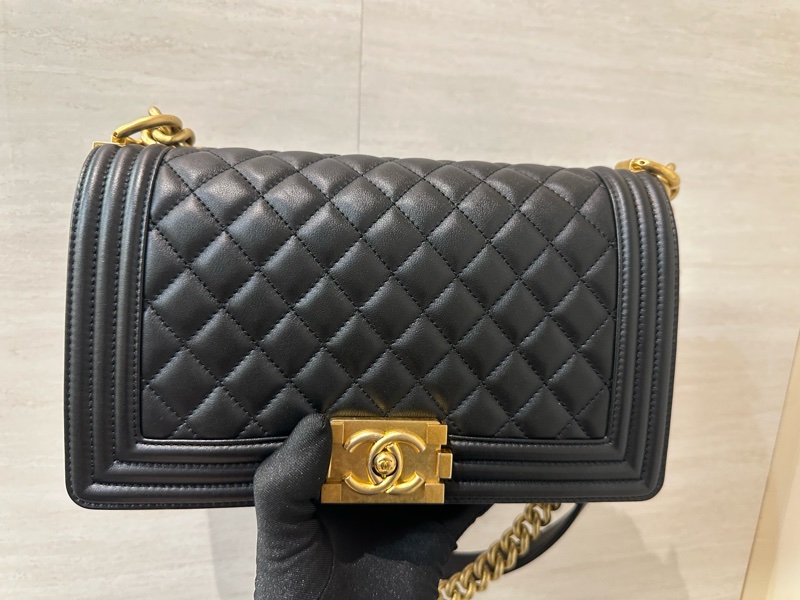 Chanel 黑牛皮菱格紋霧金釦boy25A67086-0