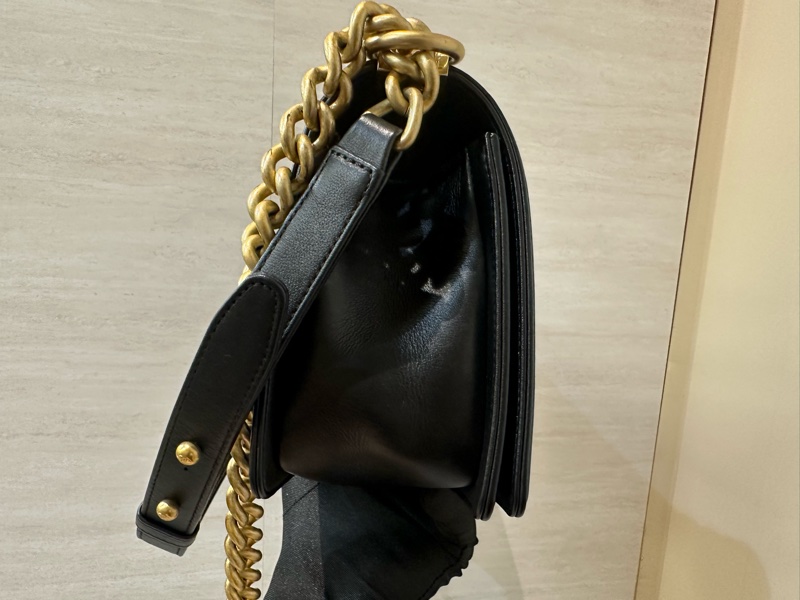 Chanel 黑牛皮菱格紋霧金釦boy25A67086-3