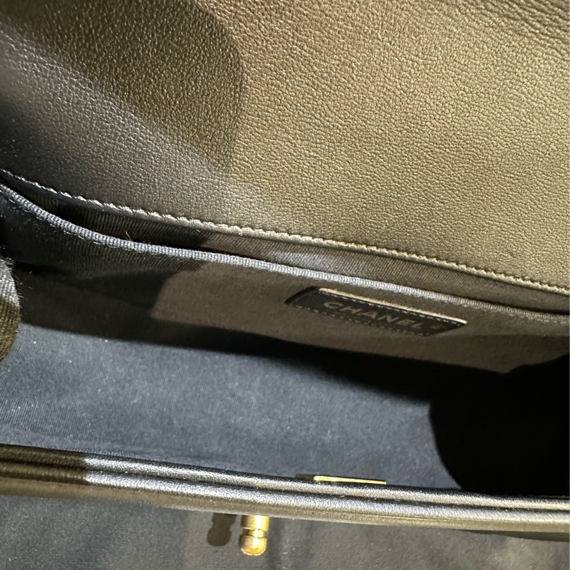 Chanel 黑牛皮菱格紋霧金釦boy25A67086-8