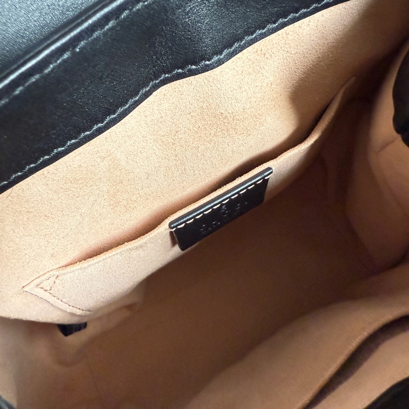 Gucci 壓紋後背包💕-11