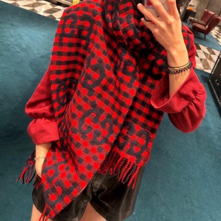 Gucci 經典紅格不退流行圍巾🧣-1