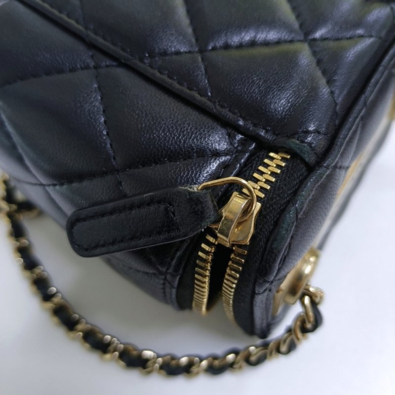 CHANEL 黑色羊皮菱格紋絎縫斜挎包 金色五金 29開-13