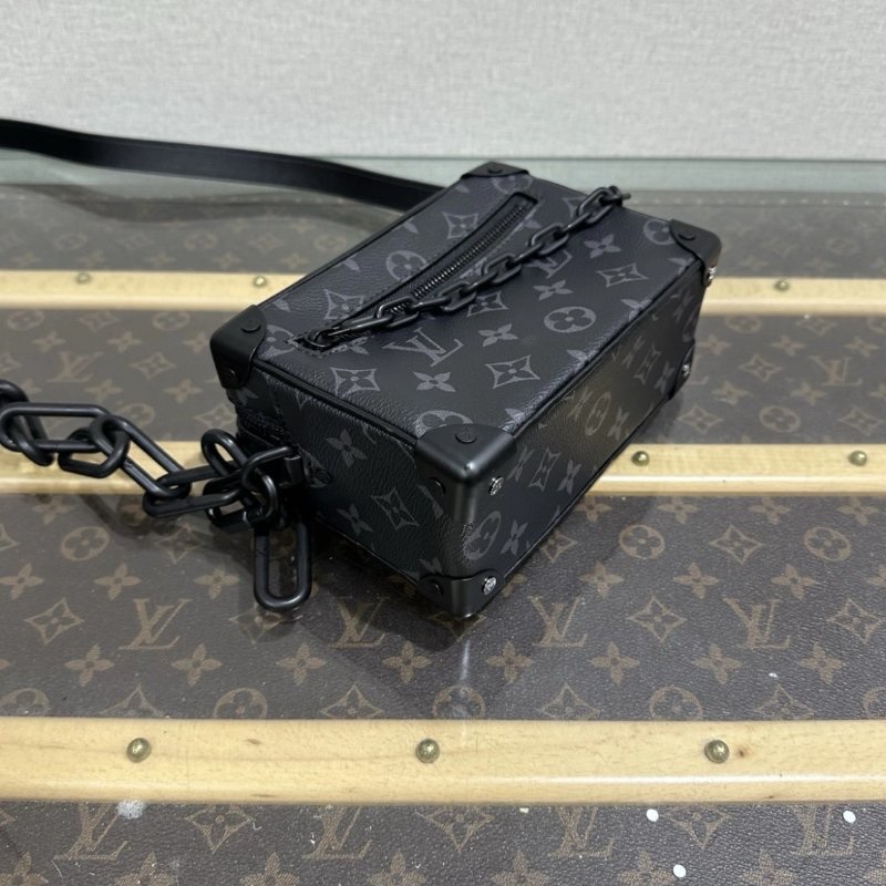 LV 黑武士soft trunk肩背斜背包 18.5*13*8 99新 配件塵袋-4