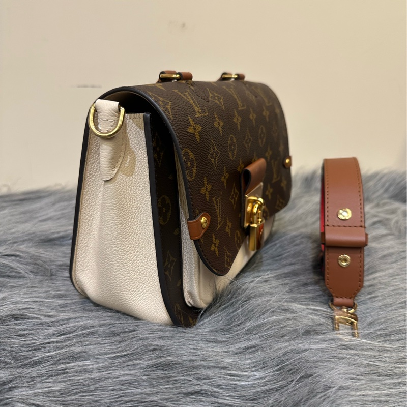 LV 原花拚米白牛皮金釦鎖頭Vaugirard PM下蓋磁吸手提斜背包M44353-2