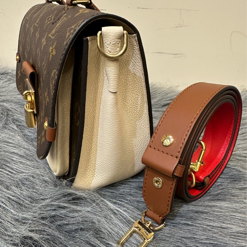 LV 原花拚米白牛皮金釦鎖頭Vaugirard PM下蓋磁吸手提斜背包M44353-3