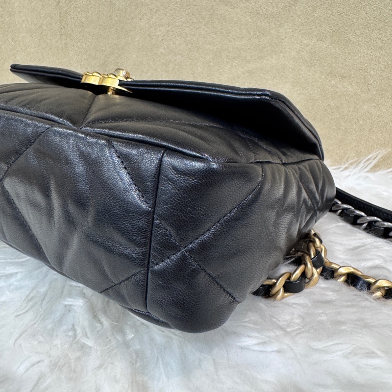 Chanel 19Bag 26 黑山羊霧金釦手提斜背包-6