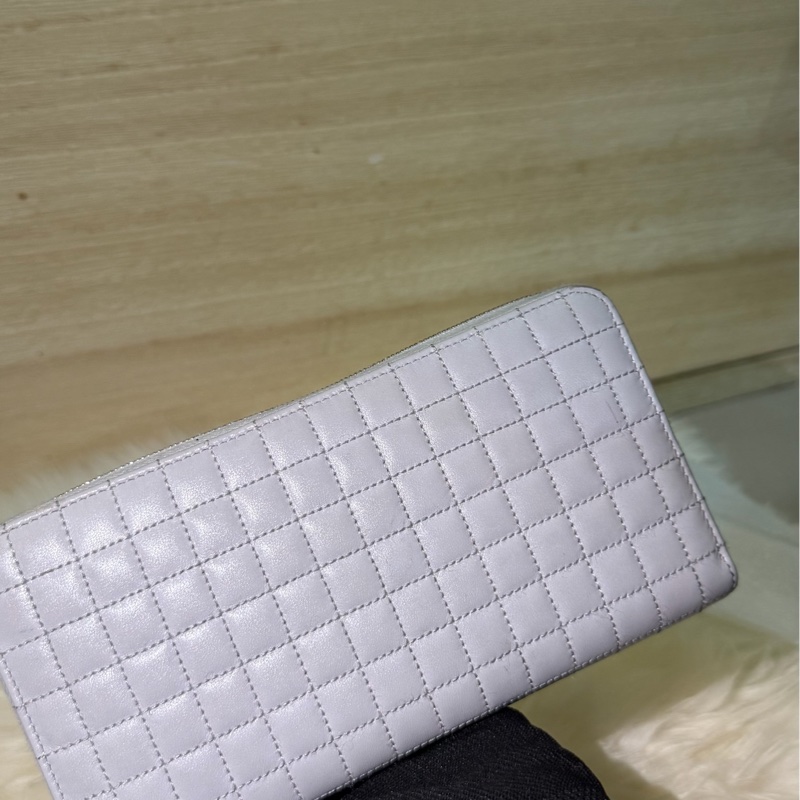 ✨ CELINE C Charm Quilted Zipped Wallet 菱格紋拉鍊長夾 荔枝紋 小牛皮 夢幻淺紫色/霧灰色 附C字母吊飾 鈔票零錢包-0