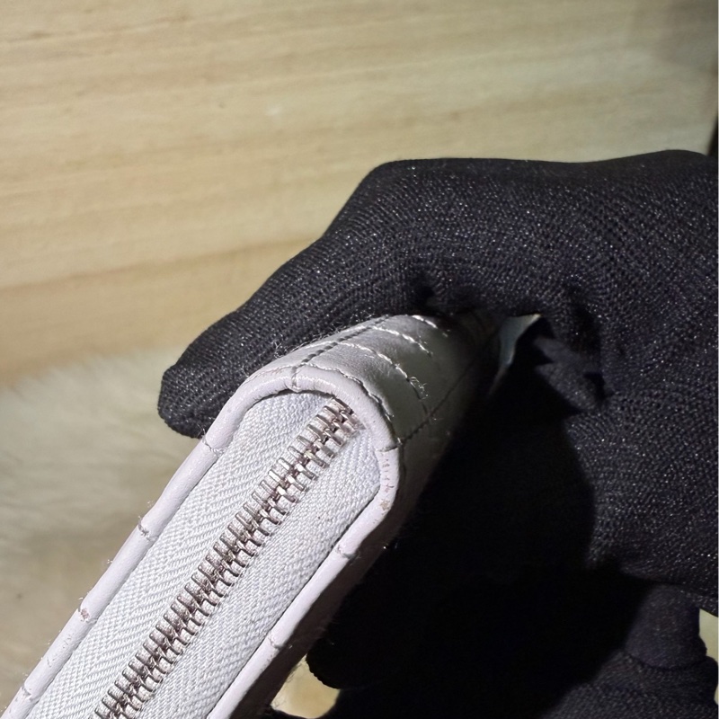 ✨ CELINE C Charm Quilted Zipped Wallet 菱格紋拉鍊長夾 荔枝紋 小牛皮 夢幻淺紫色/霧灰色 附C字母吊飾 鈔票零錢包-1