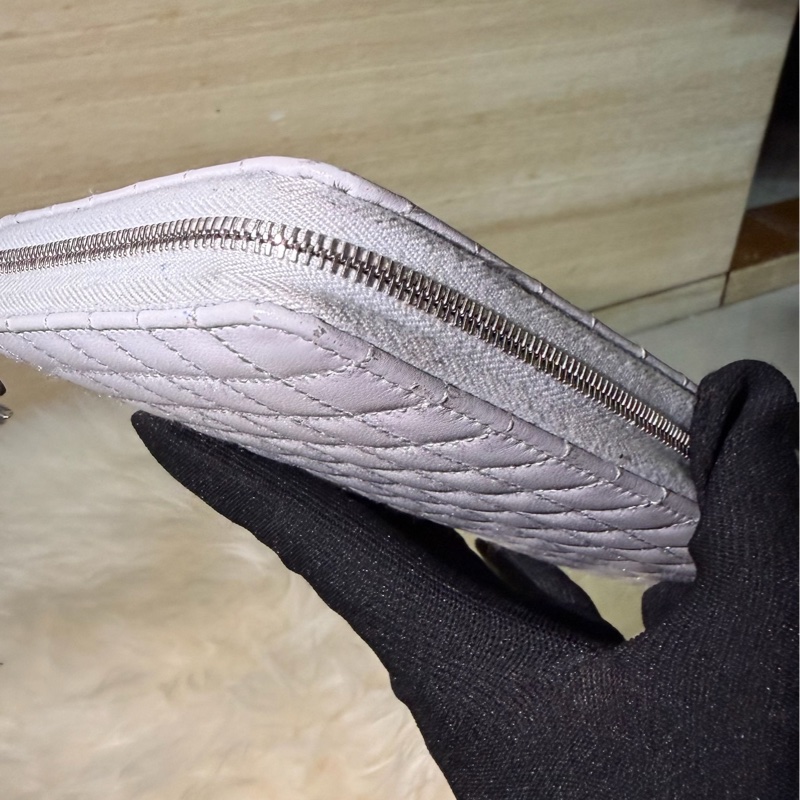 ✨ CELINE C Charm Quilted Zipped Wallet 菱格紋拉鍊長夾 荔枝紋 小牛皮 夢幻淺紫色/霧灰色 附C字母吊飾 鈔票零錢包-3