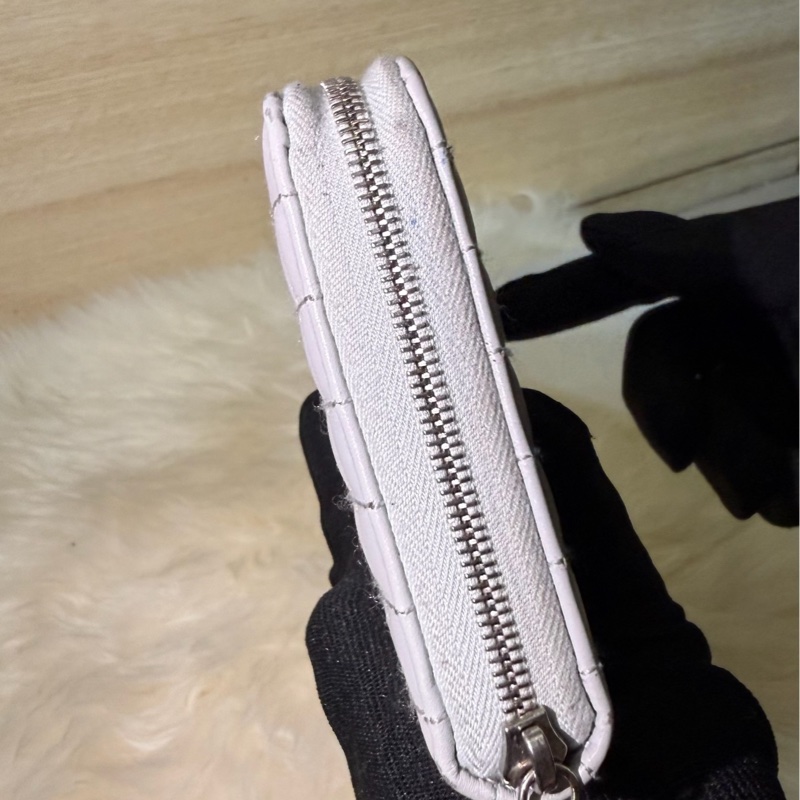 ✨ CELINE C Charm Quilted Zipped Wallet 菱格紋拉鍊長夾 荔枝紋 小牛皮 夢幻淺紫色/霧灰色 附C字母吊飾 鈔票零錢包-4