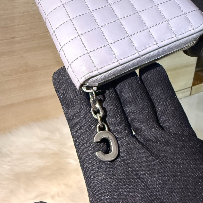 ✨ CELINE C Charm Quilted Zipped Wallet 菱格紋拉鍊長夾 荔枝紋 小牛皮 夢幻淺紫色/霧灰色 附C字母吊飾 鈔票零錢包-5