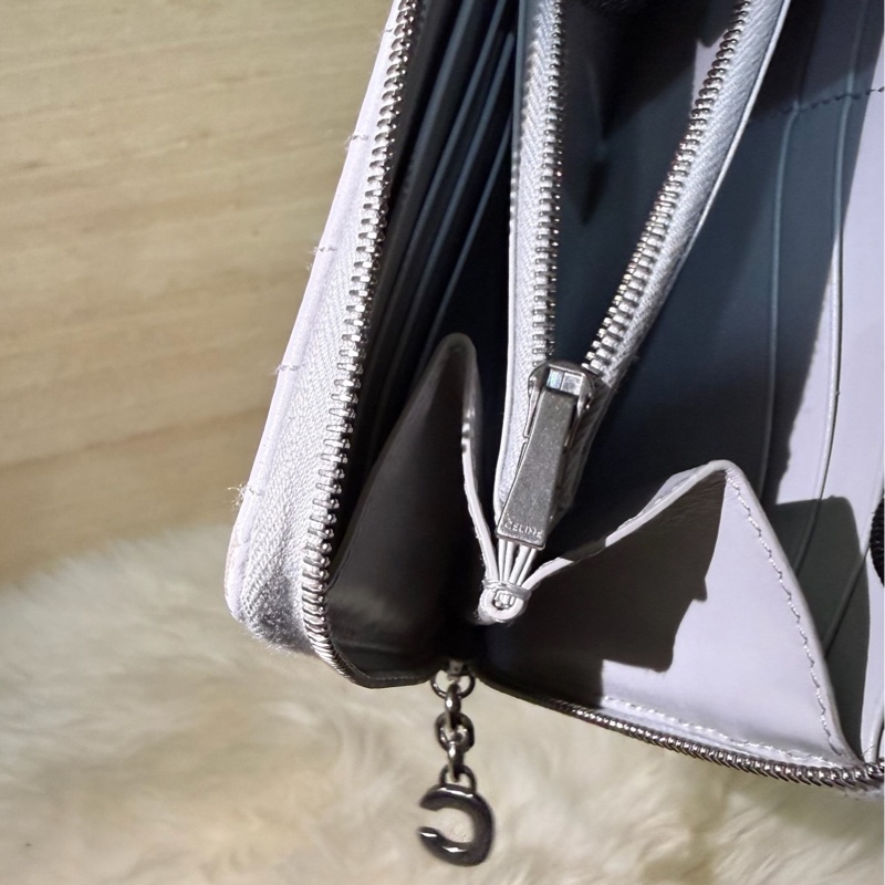 ✨ CELINE C Charm Quilted Zipped Wallet 菱格紋拉鍊長夾 荔枝紋 小牛皮 夢幻淺紫色/霧灰色 附C字母吊飾 鈔票零錢包-6