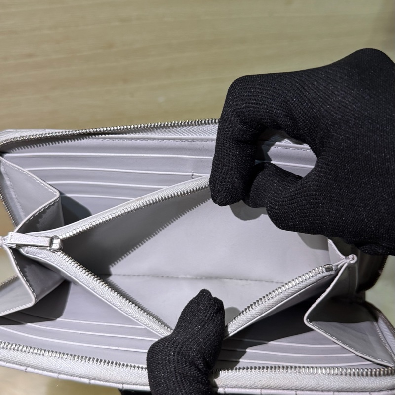 ✨ CELINE C Charm Quilted Zipped Wallet 菱格紋拉鍊長夾 荔枝紋 小牛皮 夢幻淺紫色/霧灰色 附C字母吊飾 鈔票零錢包-7