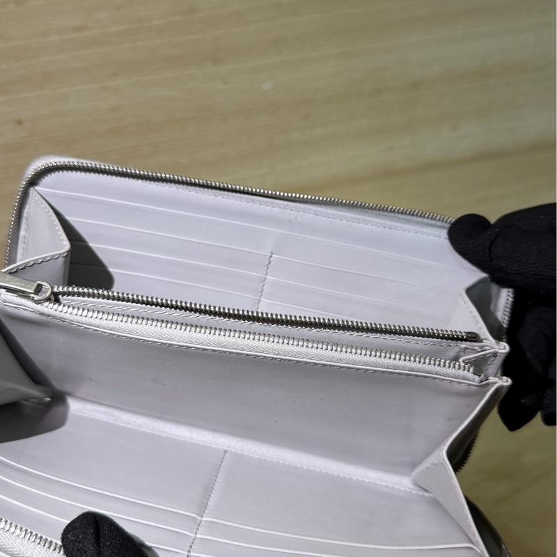 ✨ CELINE C Charm Quilted Zipped Wallet 菱格紋拉鍊長夾 荔枝紋 小牛皮 夢幻淺紫色/霧灰色 附C字母吊飾 鈔票零錢包-8