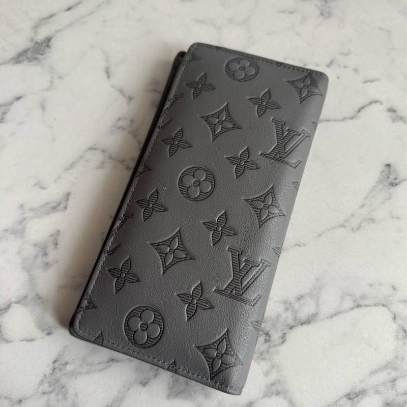 LV m81335灰壓紋對開長夾-2