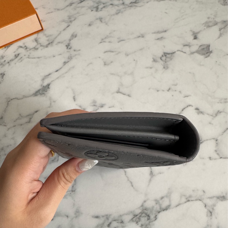 LV m81335灰壓紋對開長夾-3