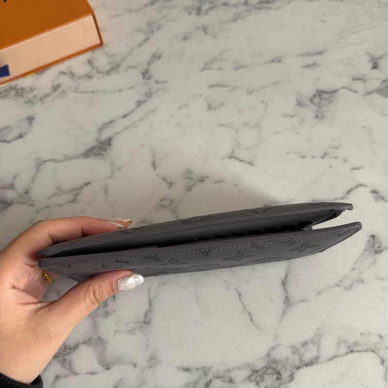 LV m81335灰壓紋對開長夾-4